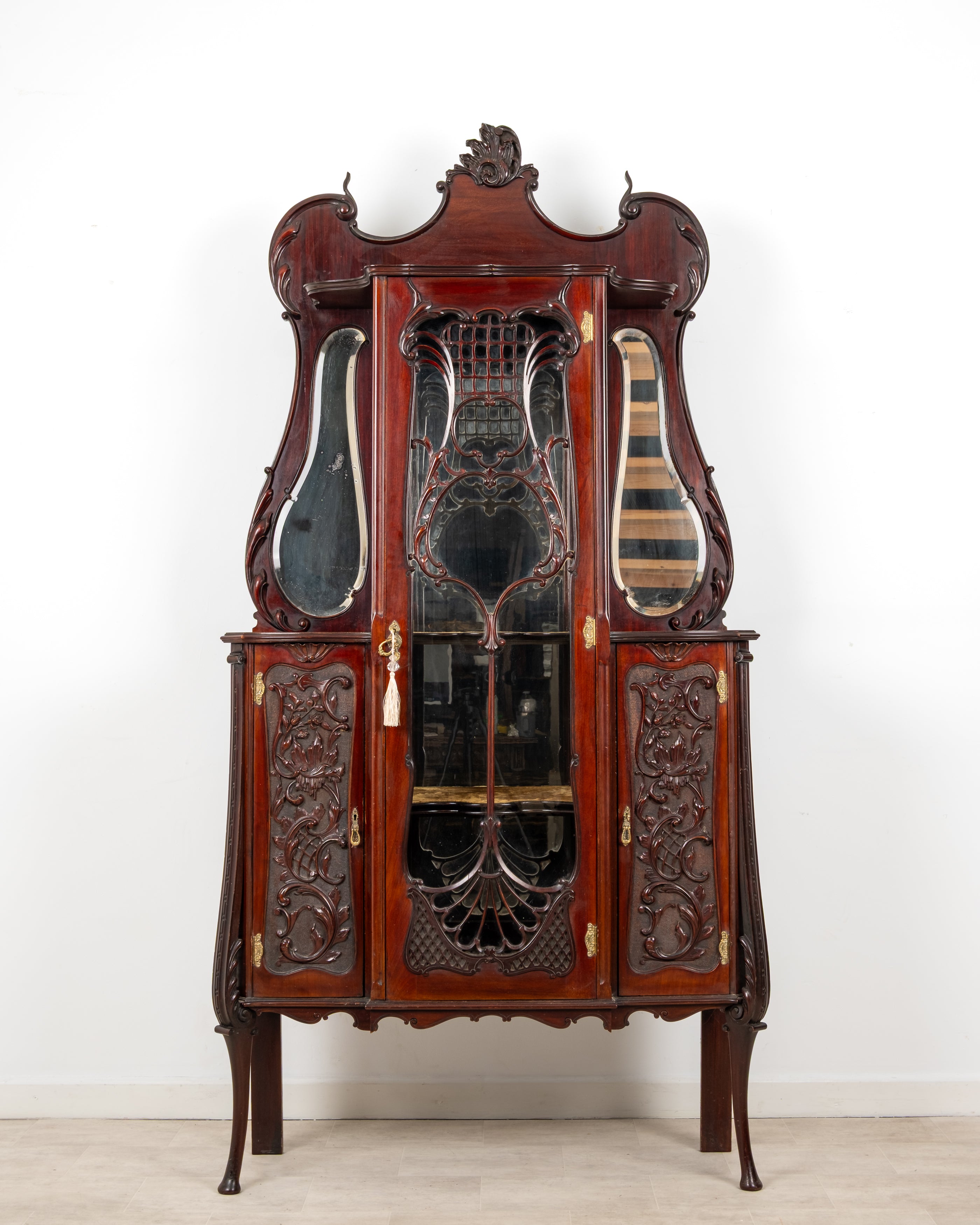 Exceptional Victorian Carved Mahogany Display Cabinet with Mirrored Sides & Velvet Interior, c.1890