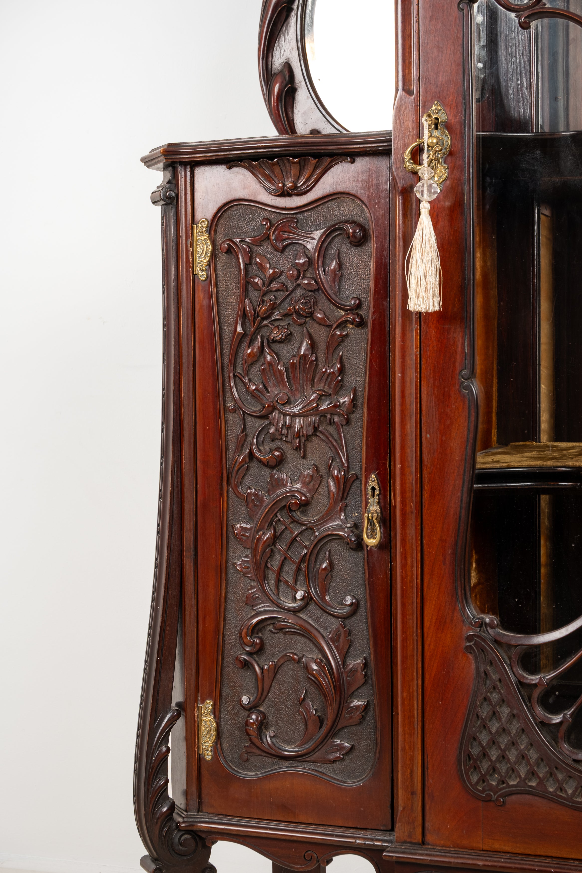 Exceptional Victorian Carved Mahogany Display Cabinet with Mirrored Sides & Velvet Interior, c.1890