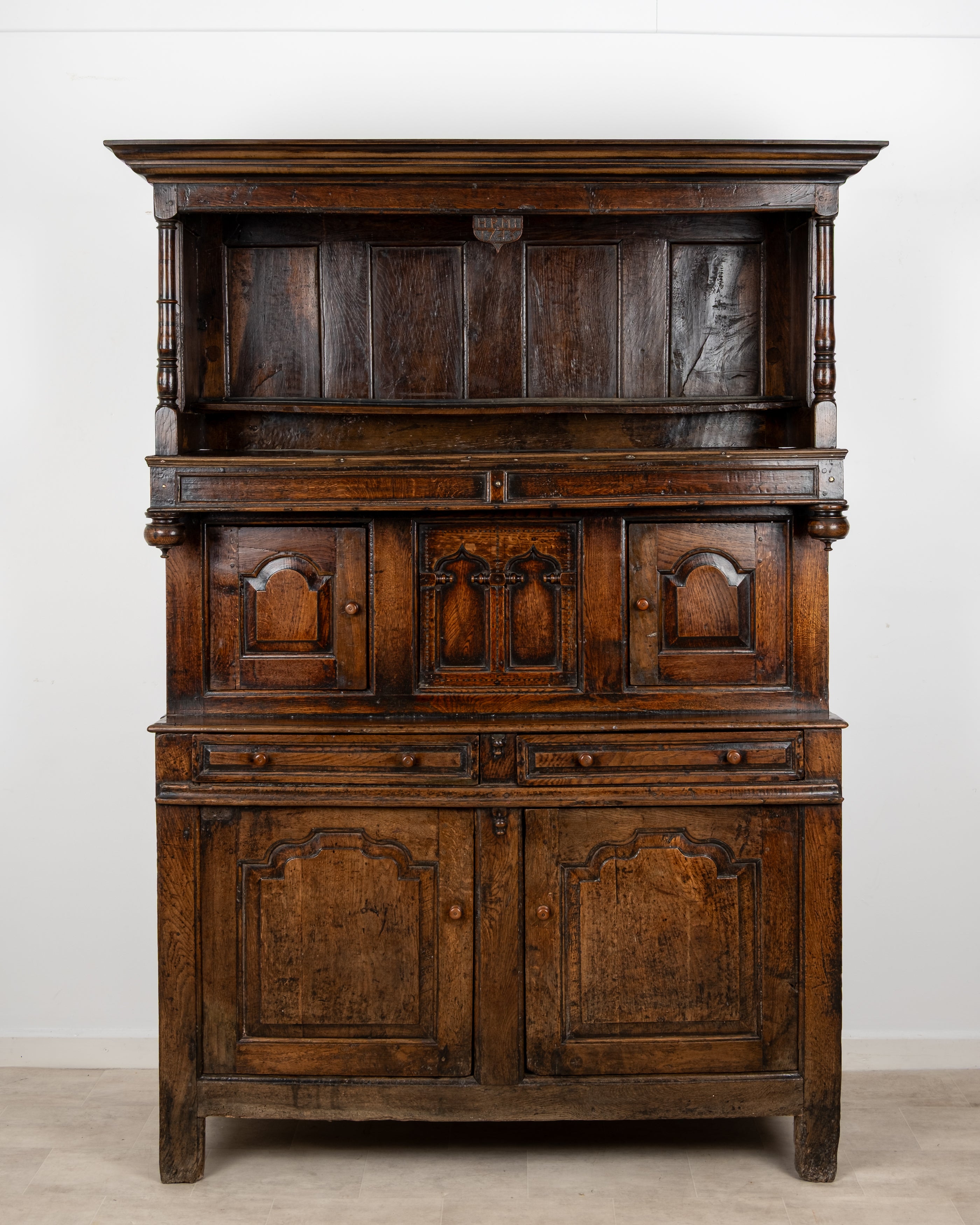 Antique Welsh oak Cwpwrdd Tridarn dated 1743