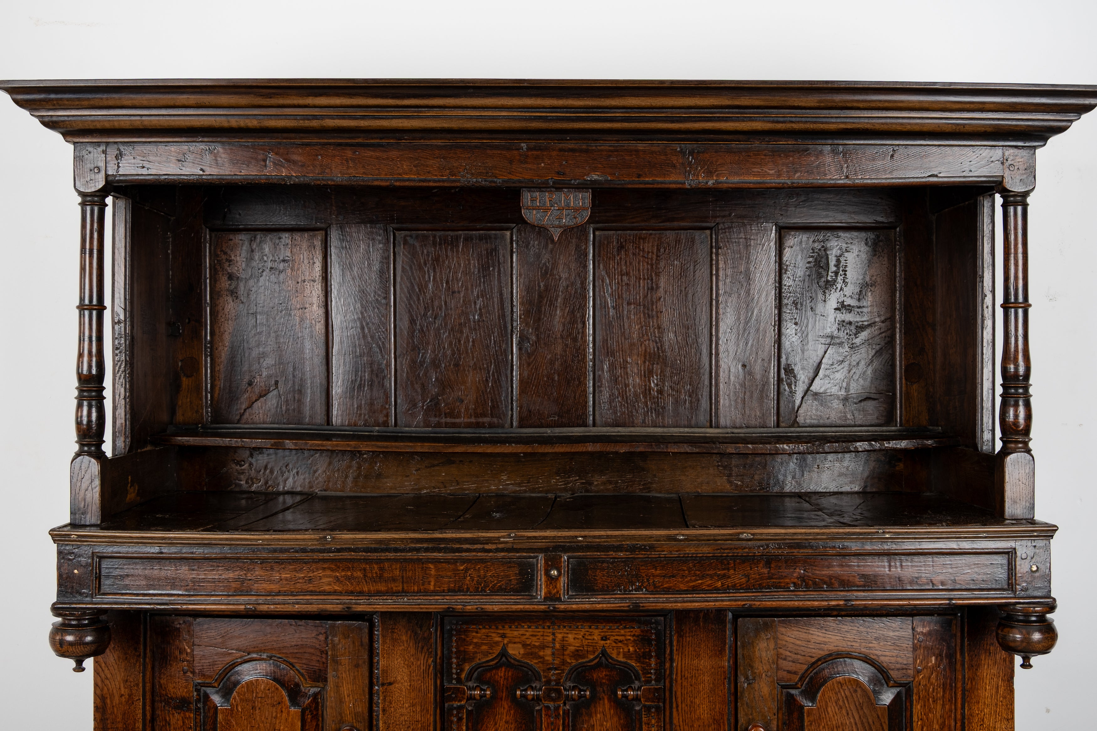Antique Welsh Oak Cwpwrdd Tridarn Dated 1743