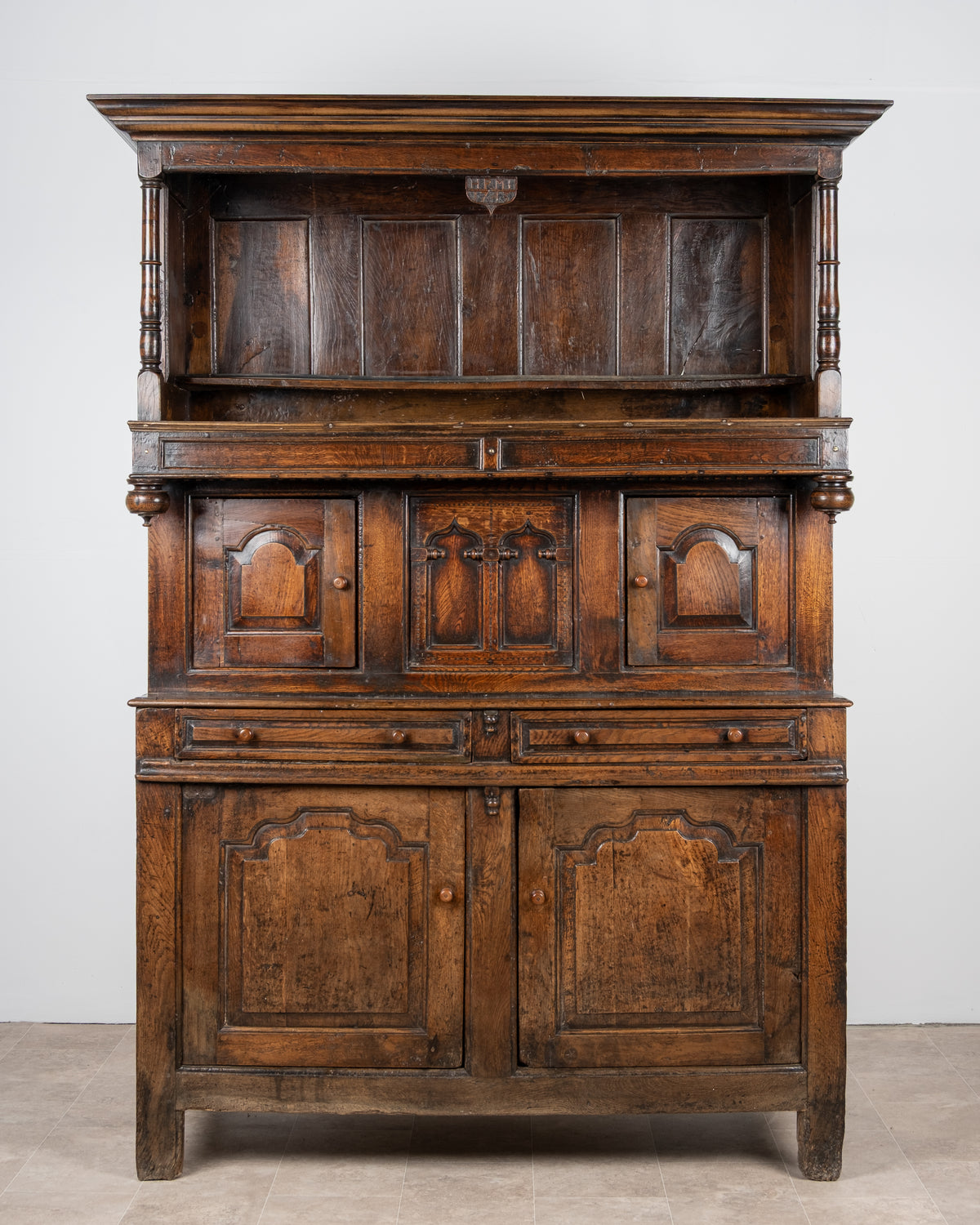 Antique Welsh oak cwpwrdd tridarn dated 1743 with panelled cupboards and open canopy