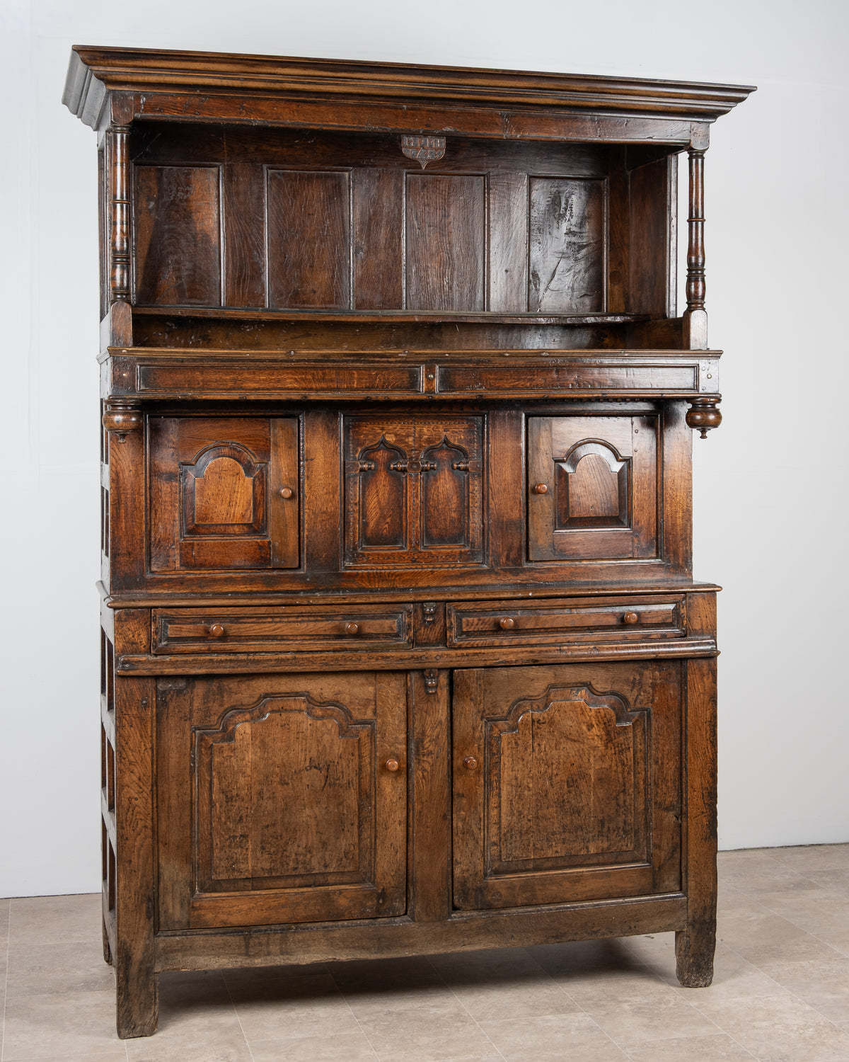 Antique Welsh Oak Cwpwrdd Tridarn Dated 1743