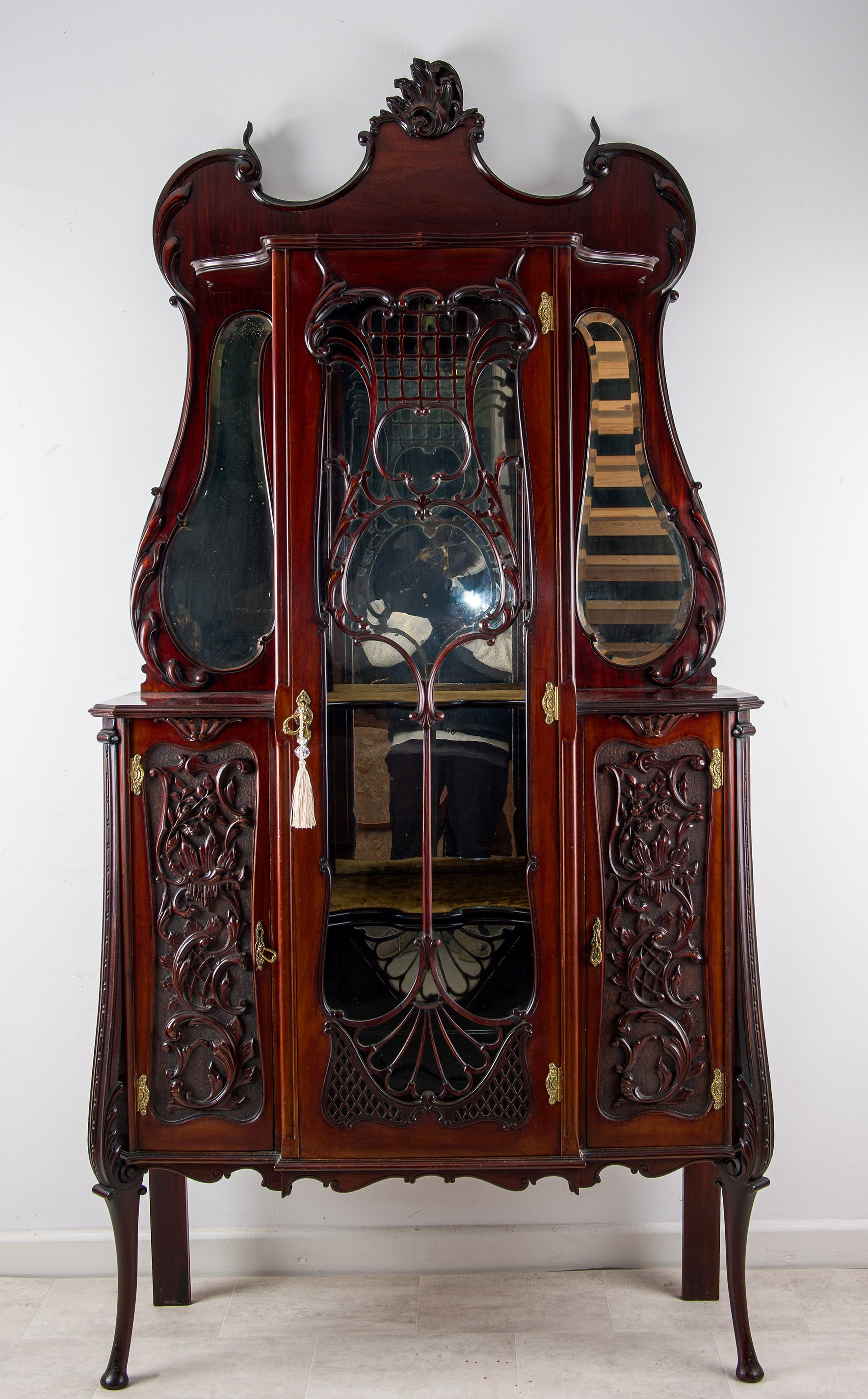 Exceptional Victorian Carved Mahogany Display Cabinet with Mirrored Sides & Velvet Interior, c.1900