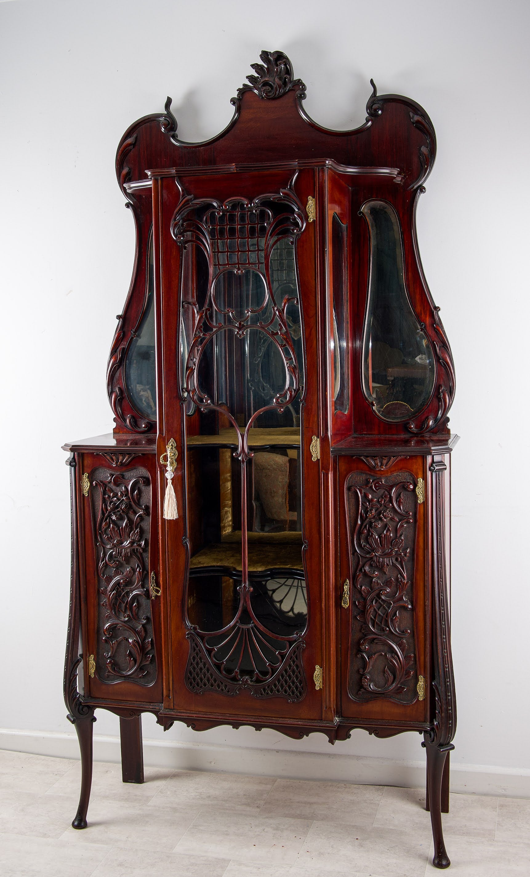 Exceptional Victorian Carved Mahogany Display Cabinet with Mirrored Sides & Velvet Interior, c.1900
