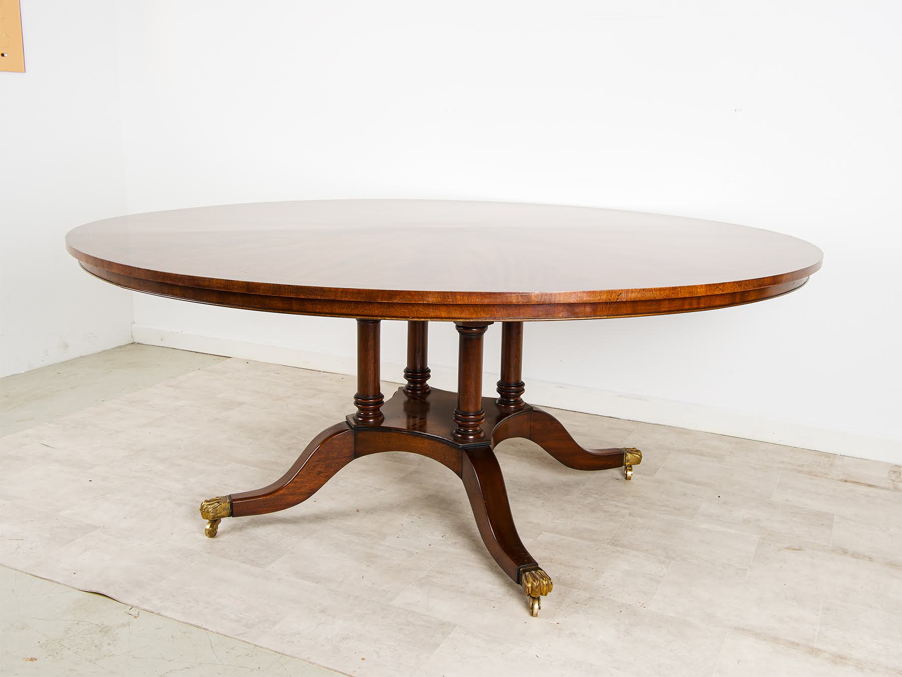 Regency style mahogany dining table with turned supports and sabre legs