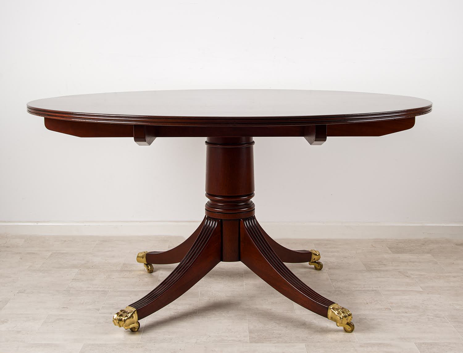 Elegant Mid-20th Century Regency Style Mahogany Round Dining Table