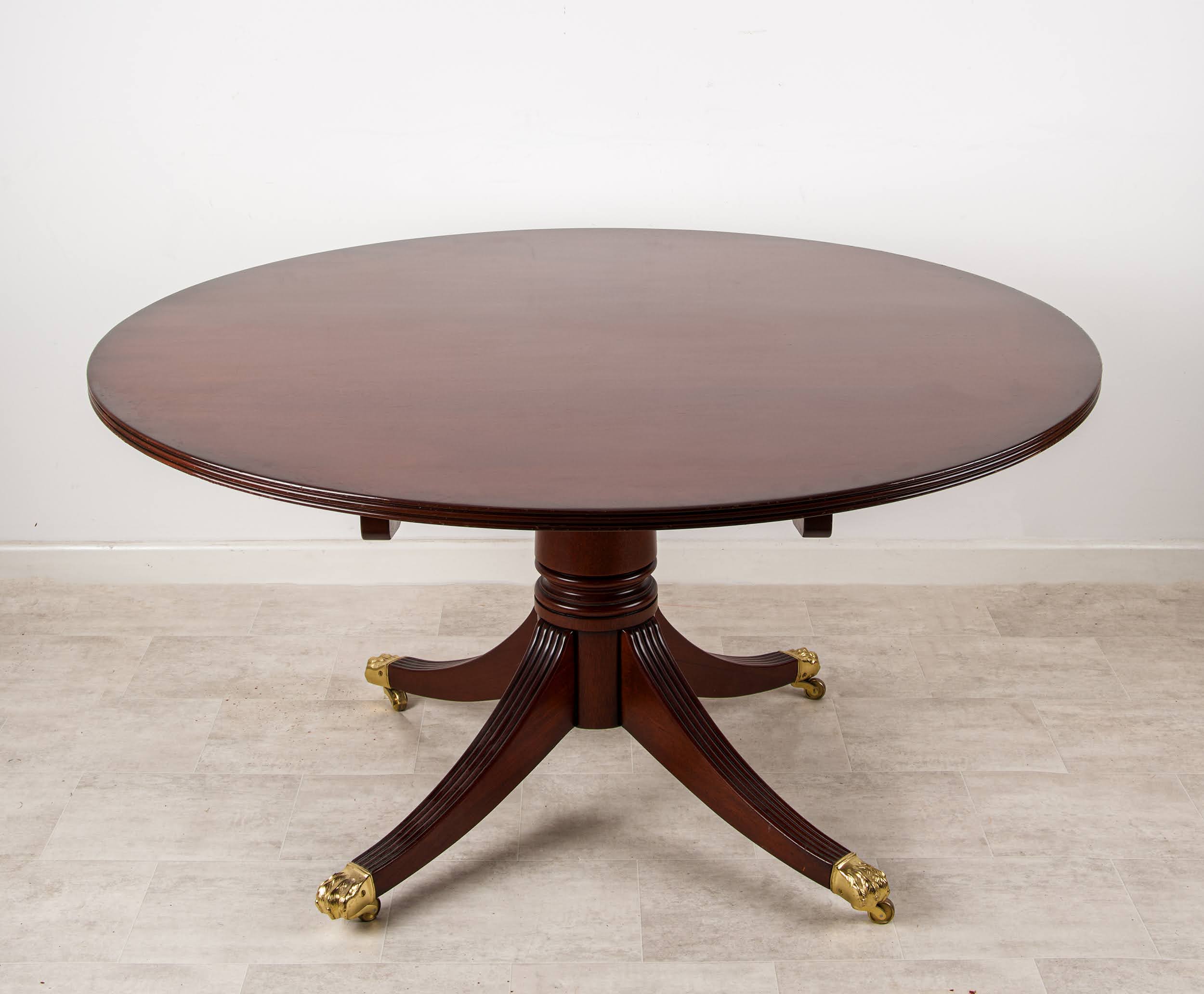 Elegant Mid-20th Century Regency Style Mahogany Round Dining Table